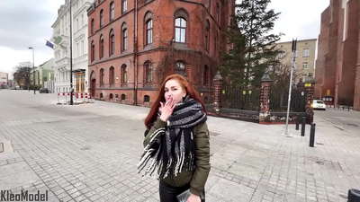 Offentlig henting: vakker jente blir knullet for en iPhone og får sperm i fitta. CleoModel